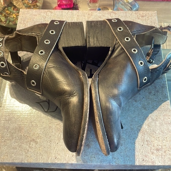 FREEBIRD 🦅 by Steven Carsen Booties w/western buckles original box not included - Picture 10 of 16